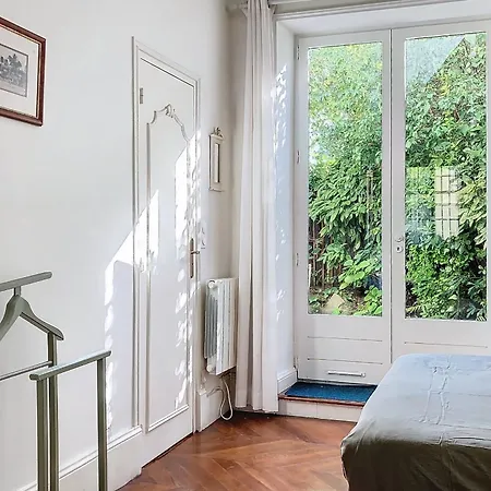 Апартаменты Charming 2 With Private Garden Версаль